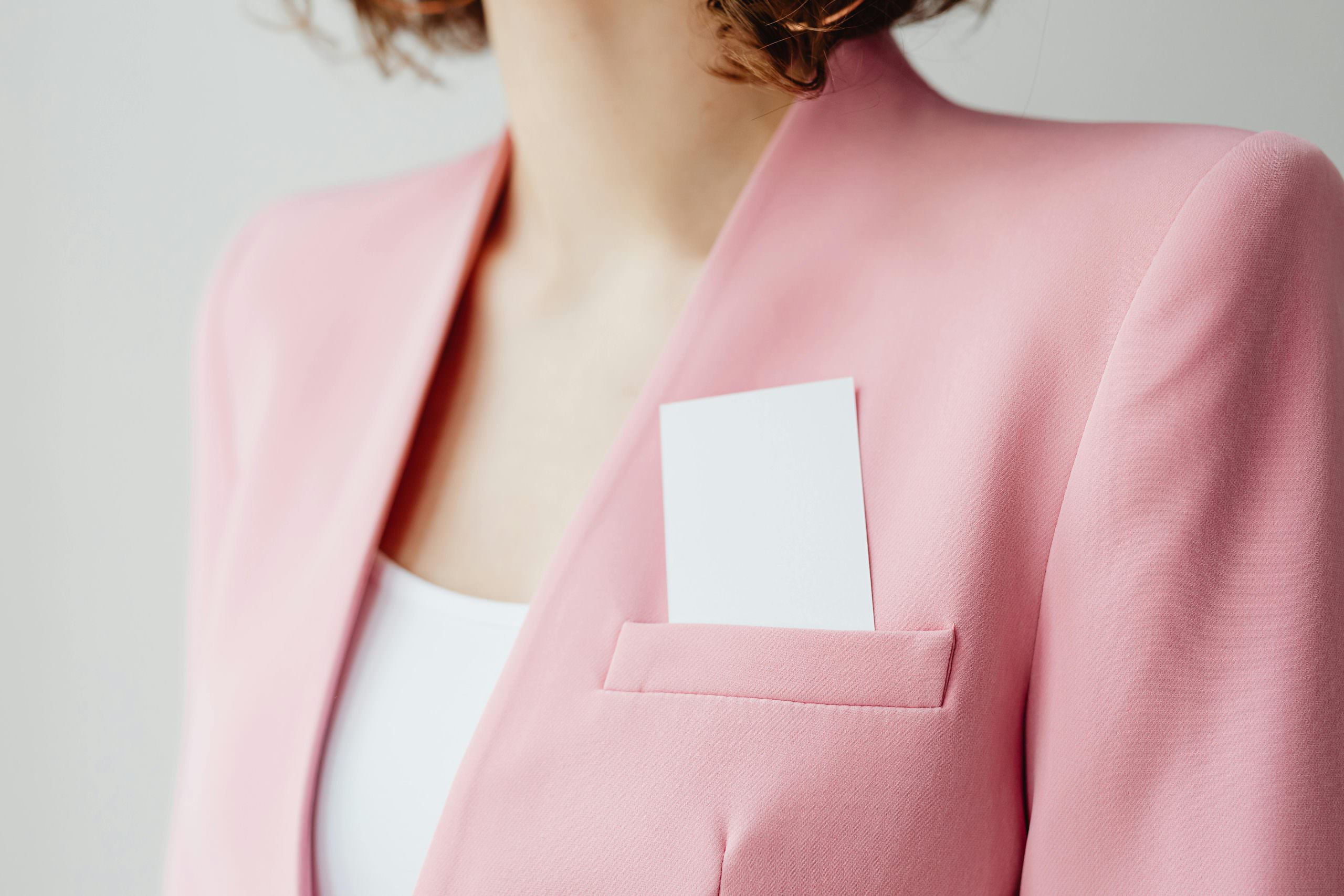 come abbinare un blazer rosa