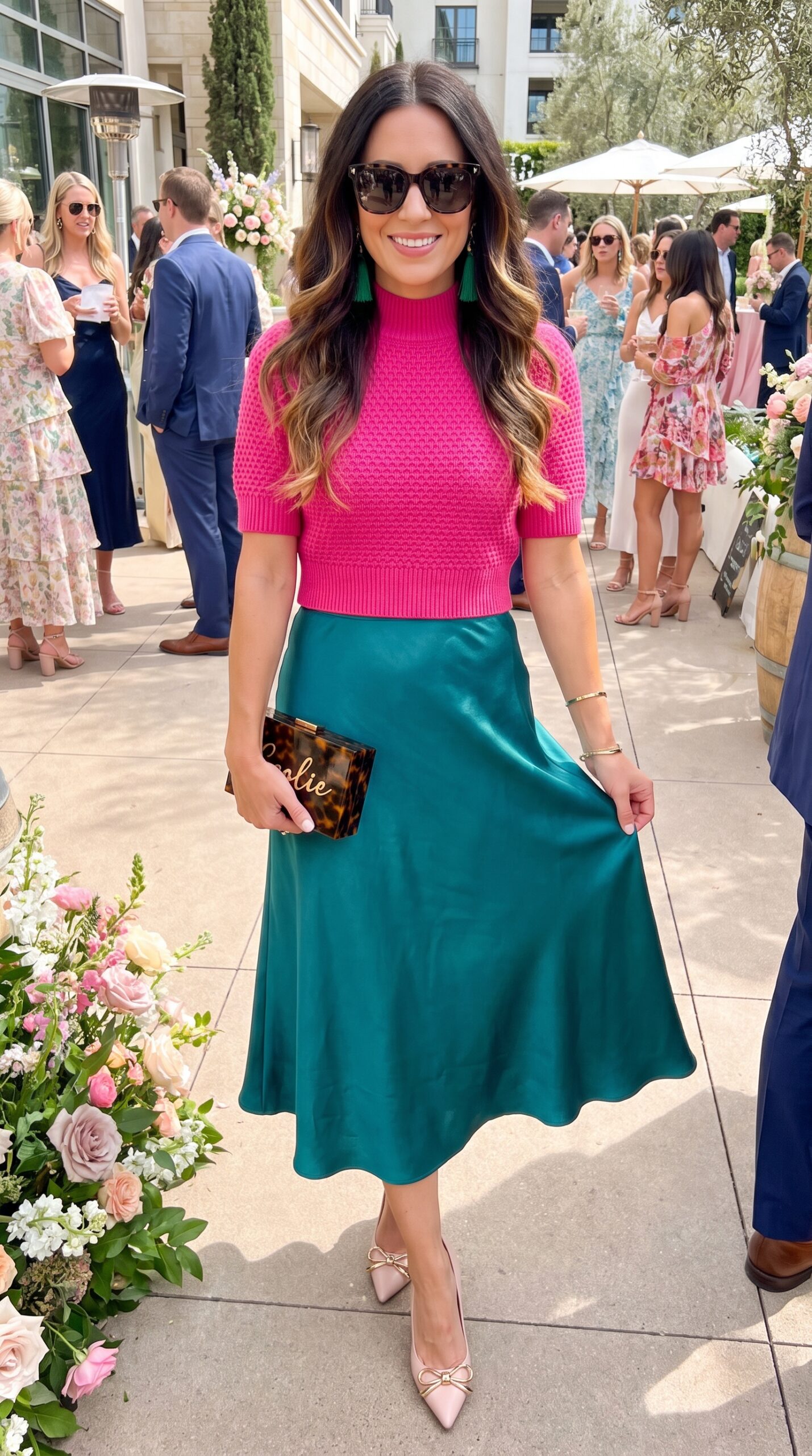 Outfit da invitata con lupetto a mezze maniche fucsia e gonna midi fluida in raso verde smeraldo.