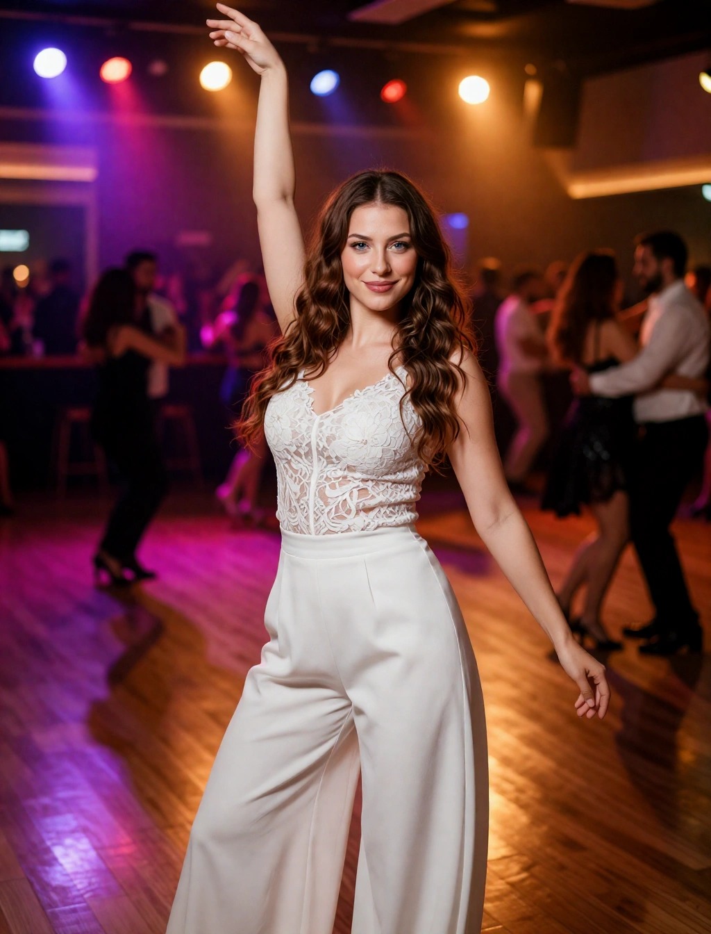 Outfit elegante per bachata: donna con body in pizzo bianco e pantaloni bianchi a palazzo con scarpe da latino