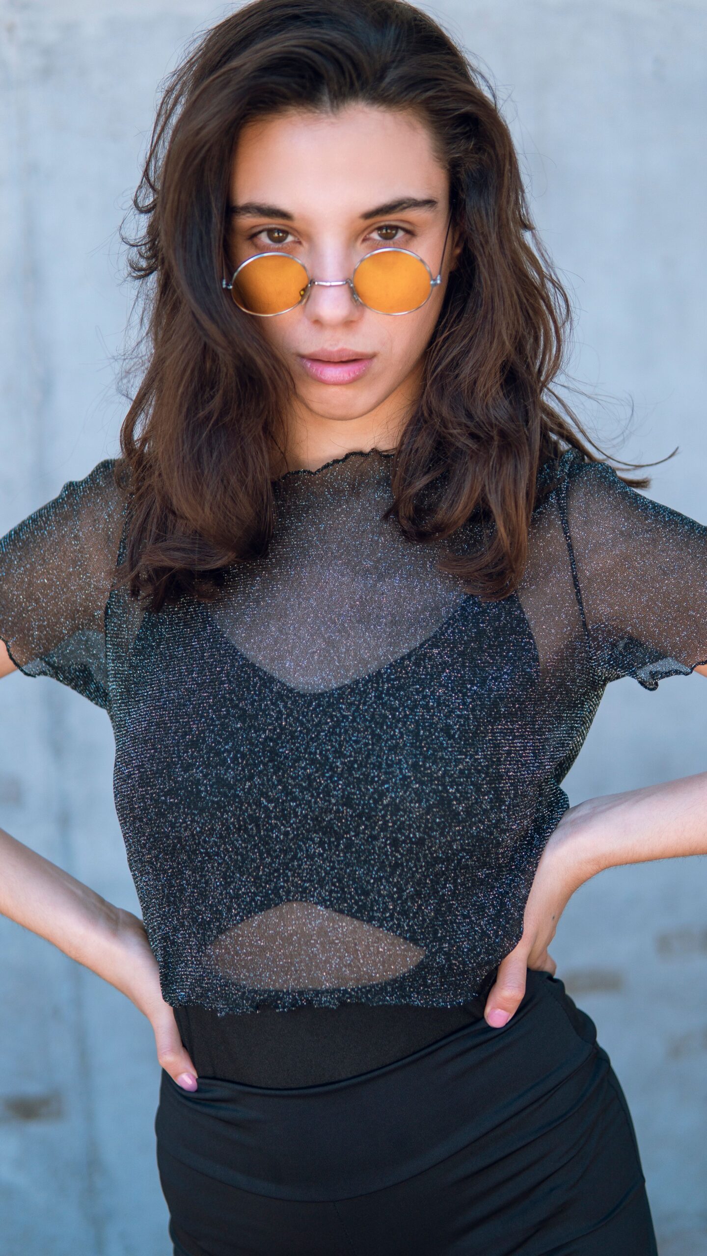 outfit con top trasparente e gonna