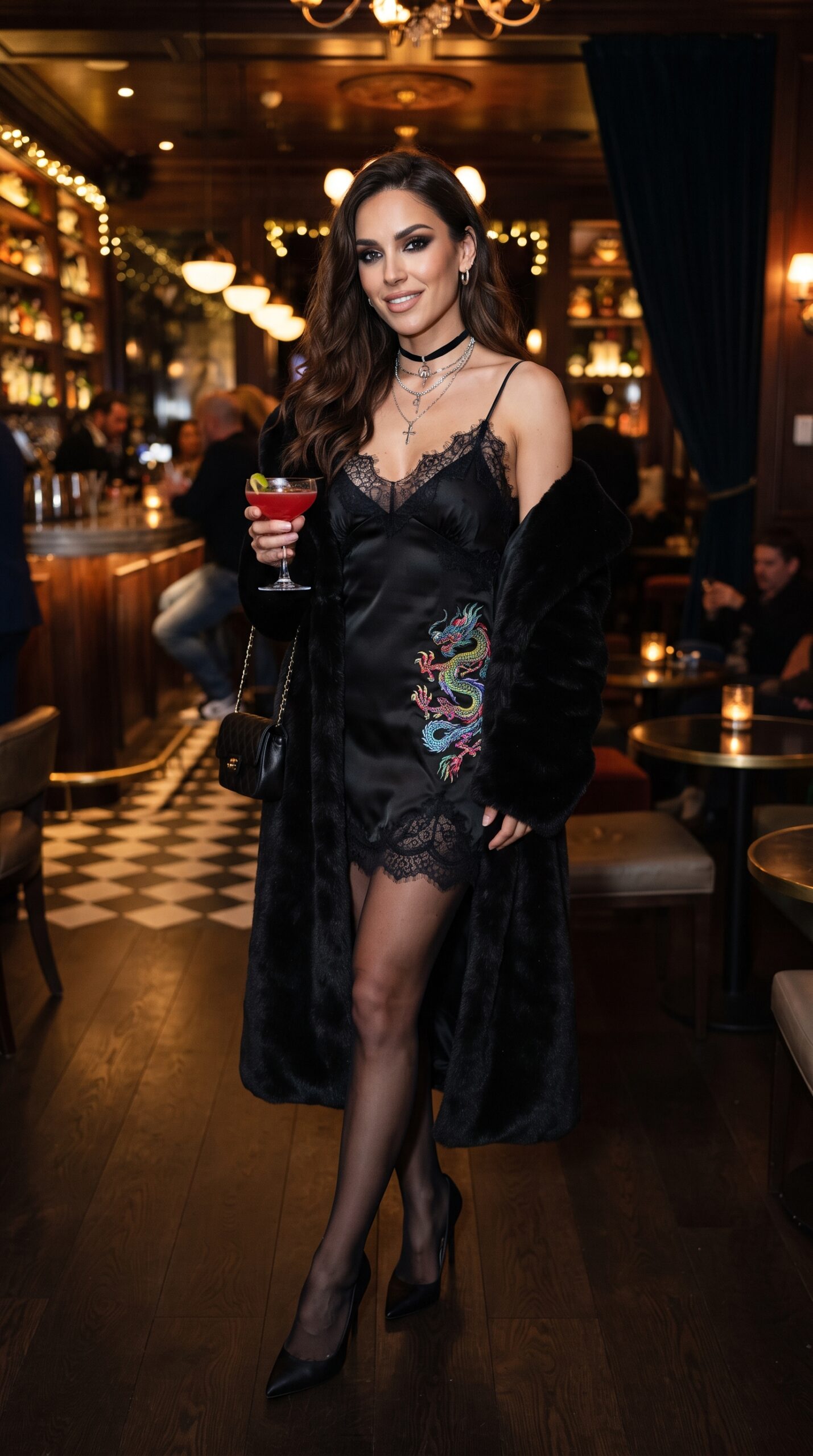 Elegante abito sottoveste nero in seta con pizzo sul décolleté e ricamo dragone colorato, abbinato a una pelliccia nera morbida.