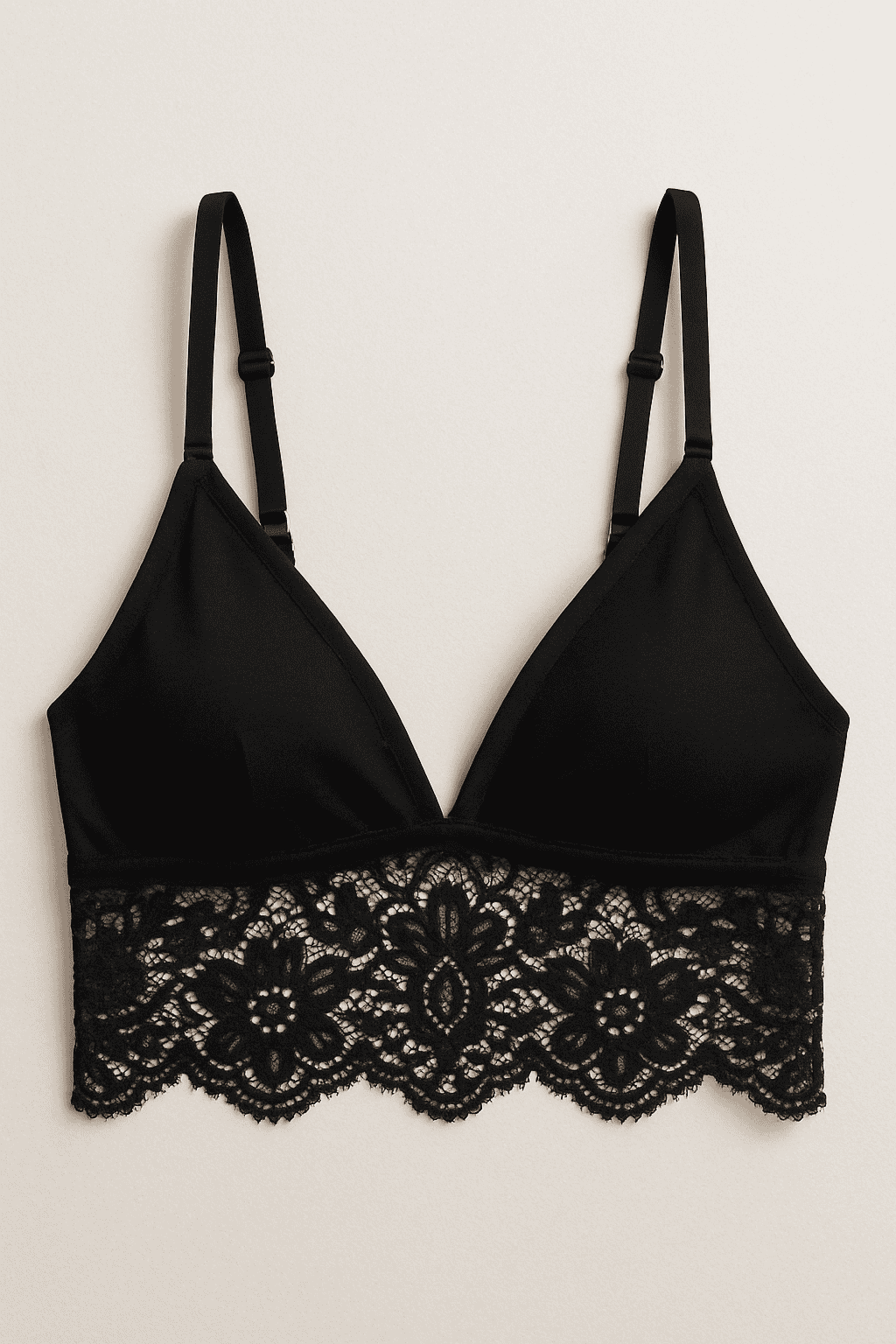 Reggiseni per Seno Piccolo: Guida 2025 ai Modelli Migliori 5 Bralette nera con ampia fascia in pizzo floreale, esempio di reggiseno senza ferretto comodo e di tendenza