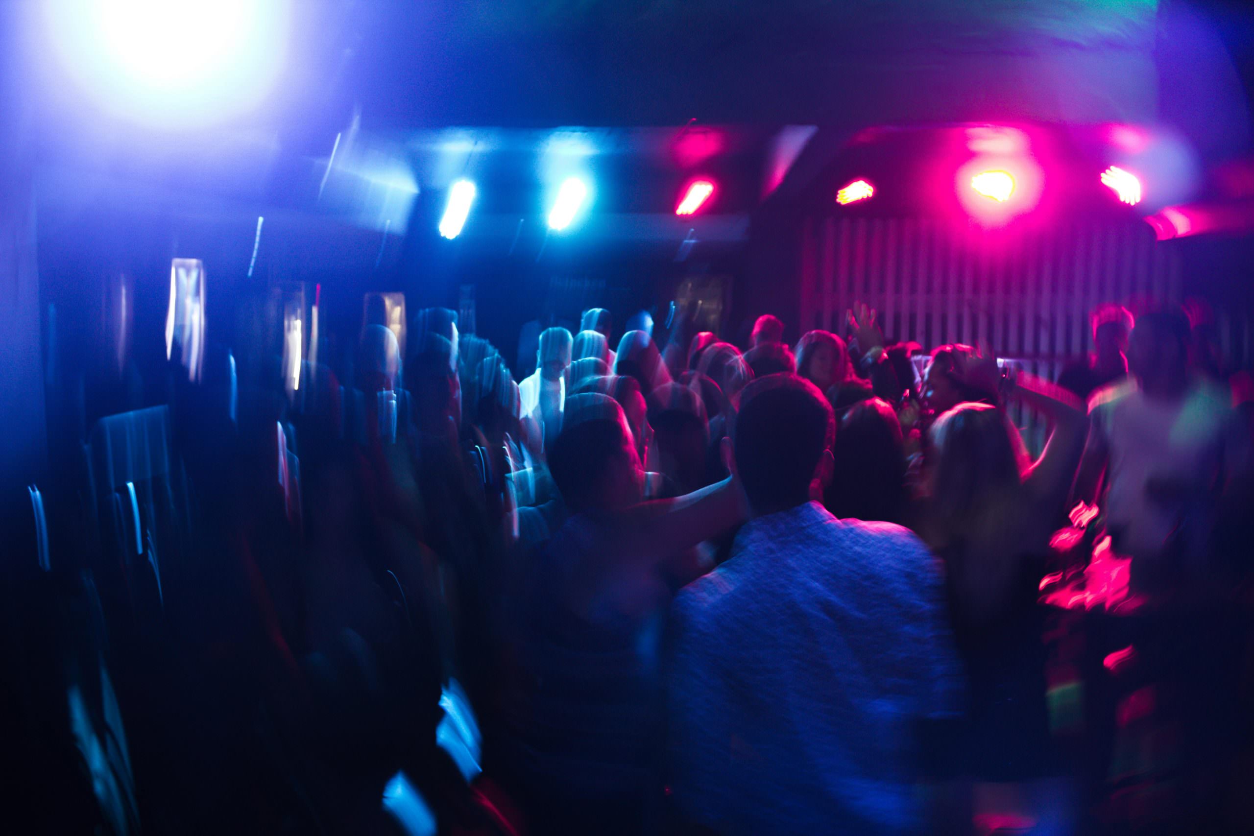 come vestirsi per una serata in discoteca