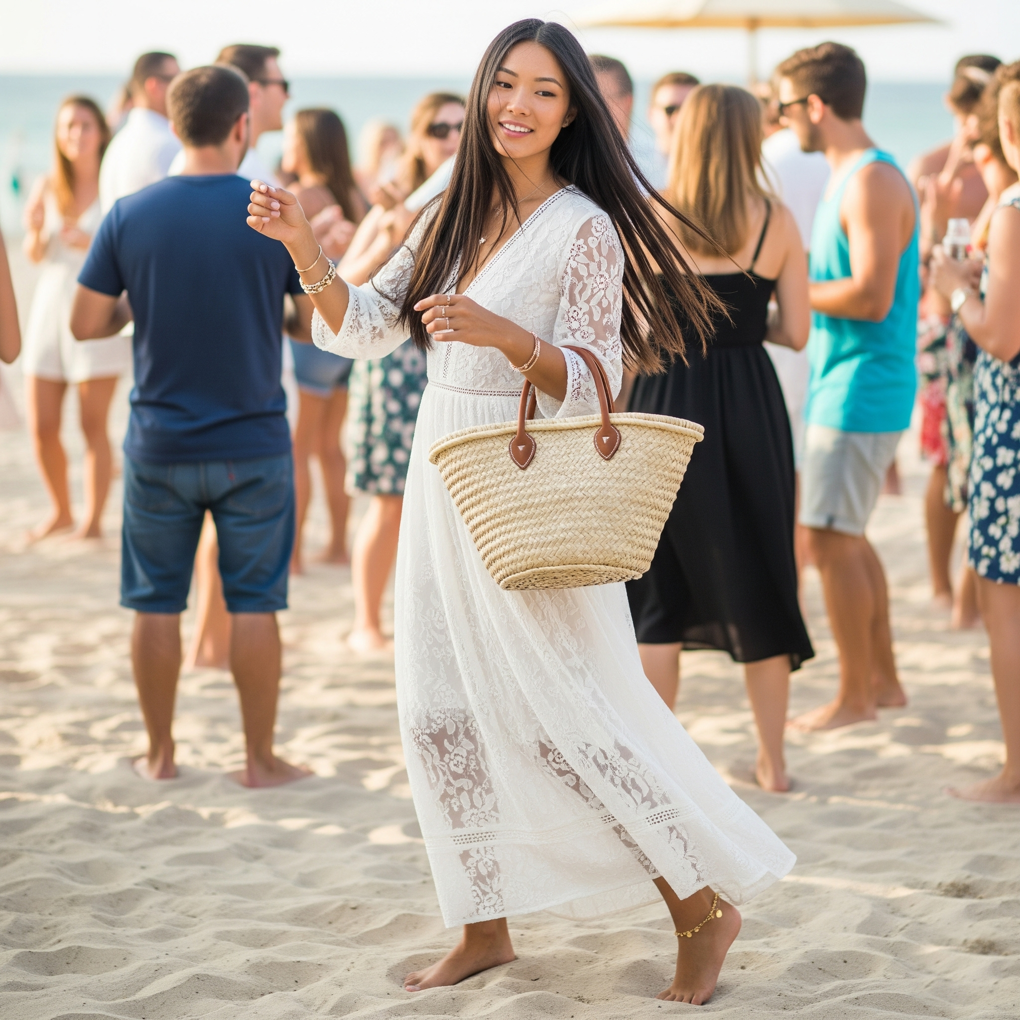 Donna sorridente che indossa un maxi dress bianco in pizzo e una cavigliera, mentre cammina a piedi nudi sulla sabbia a una festa in spiaggia, tenendo una borsa di paglia.

