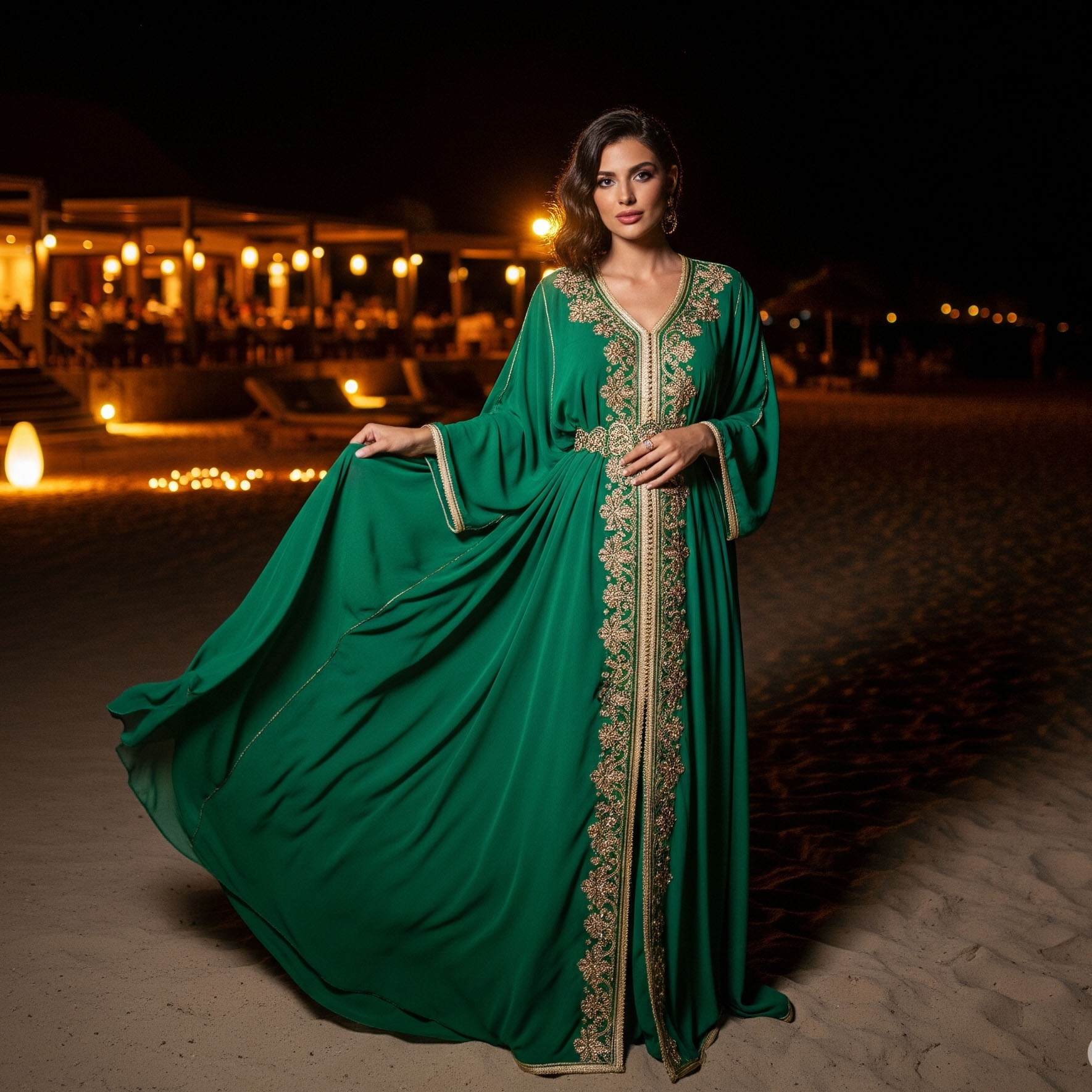 Donna indossa un elegante caftano verde con ricami dorati per una cena di lusso in un ristorante sulla spiaggia di sera.

