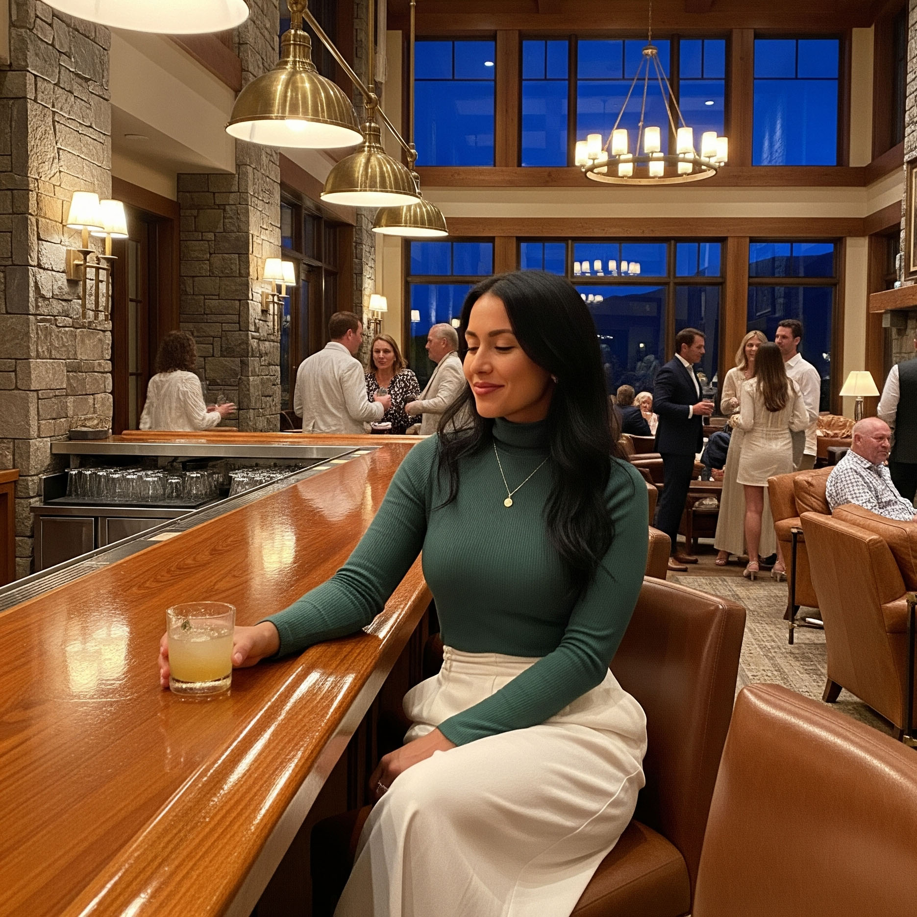 Come Vestirsi la Sera in Montagna d'estate: Guida per Donna 20 Donna con dolcevita aderente e pantaloni palazzo eleganti nel bar di un hotel di montagna di sera, in un'atmosfera vivace.