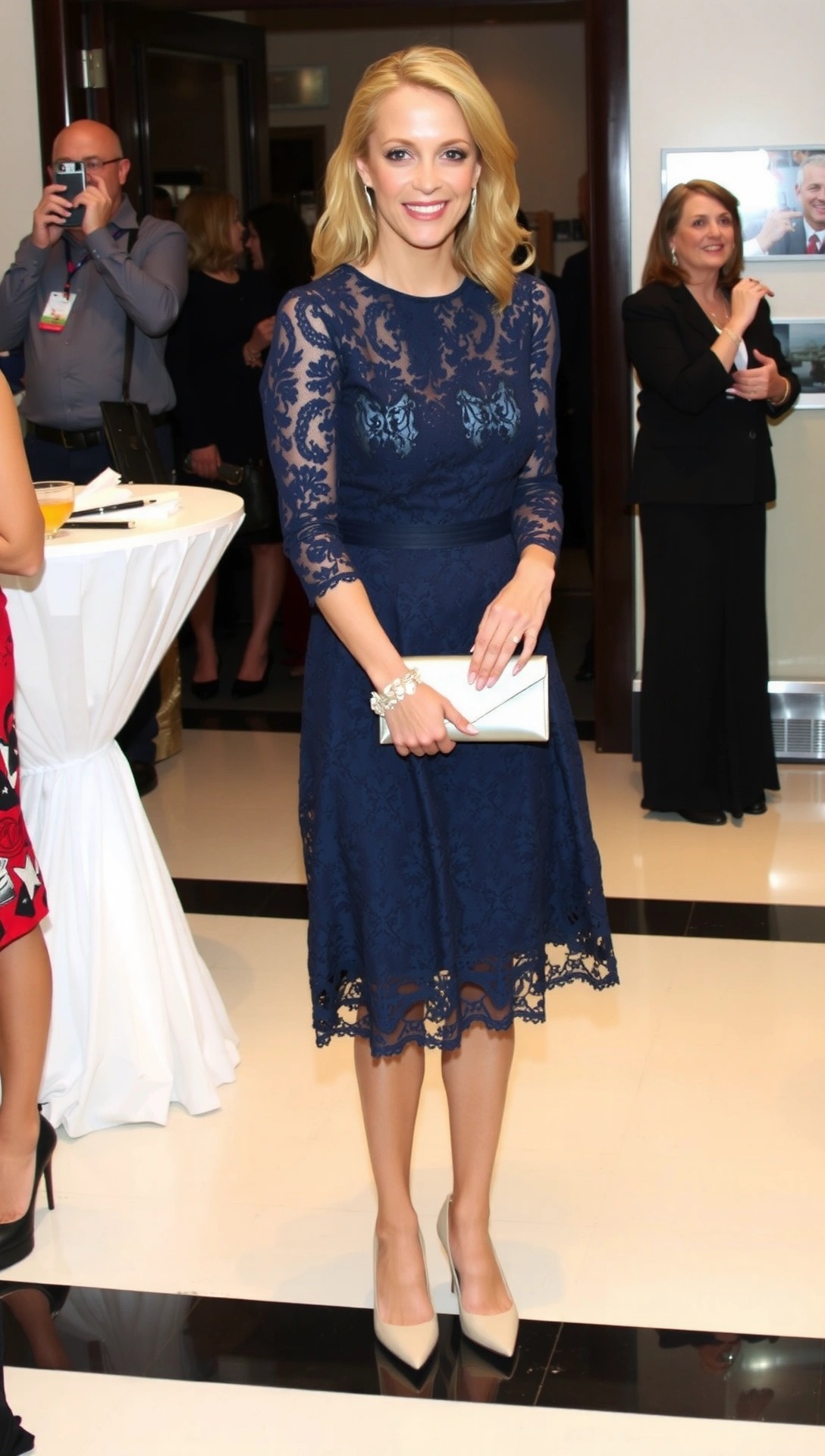 nonna elegante con abito in pizzo blu navy e clutch chiara per battesimo del nipote
