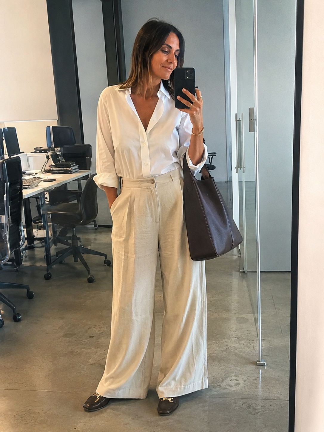Outfit da ufficio elegante con pantalone wide leg color sabbia, camicia bianca in popeline e mocassini