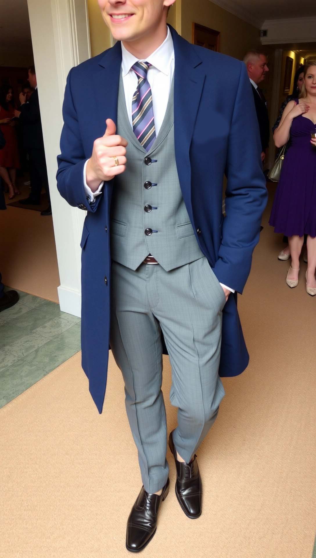 Look a strati per un invitato a un matrimonio autunnale: un uomo indossa un cappotto blu sopra un completo grigio con gilet, una soluzione chic per il meteo variabile.