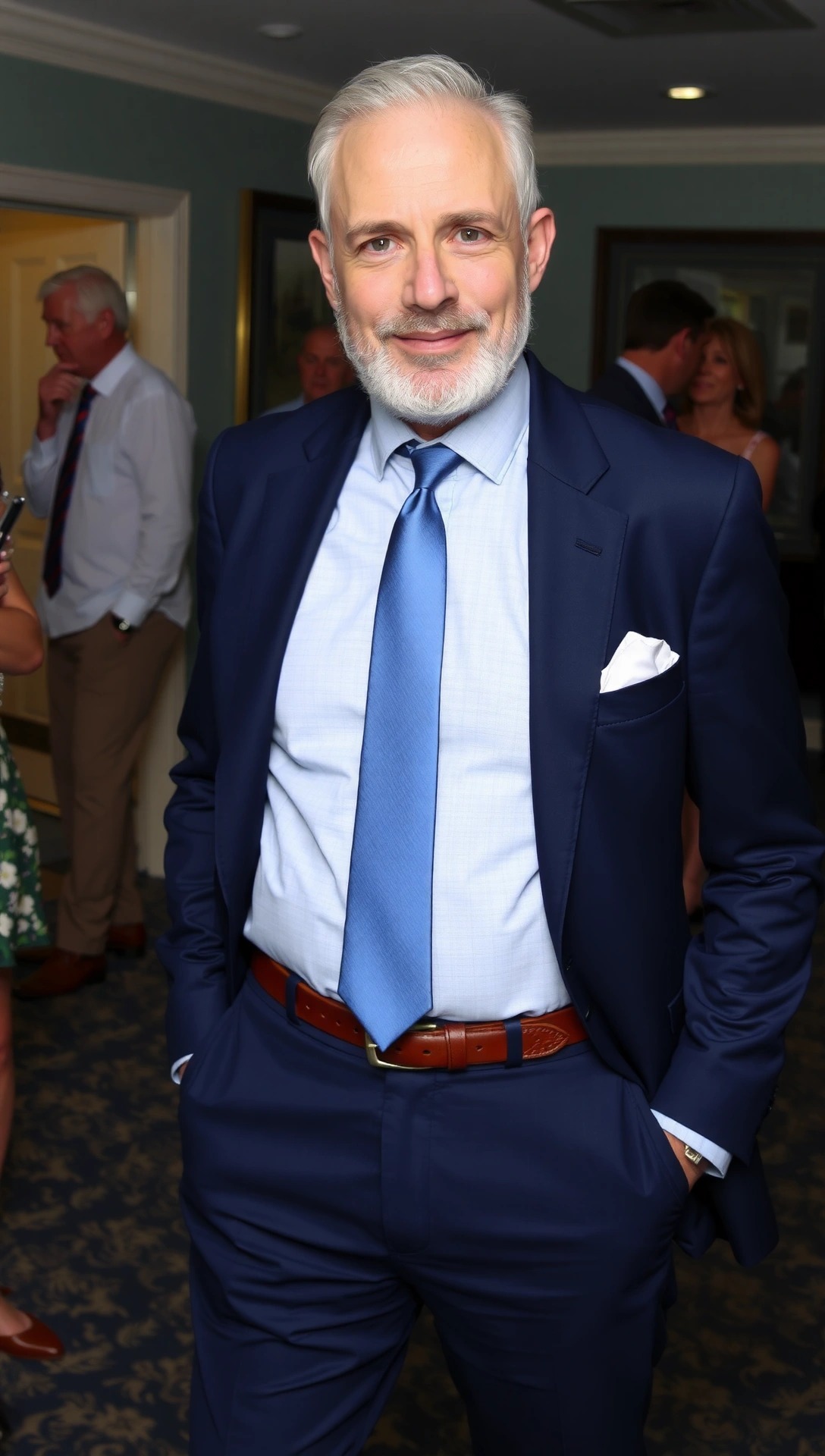 Uomo elegante over 60 con completo blu navy, cravatta azzurra e pochette bianca, sorride a un matrimonio. Stile formale per invitati maturi.