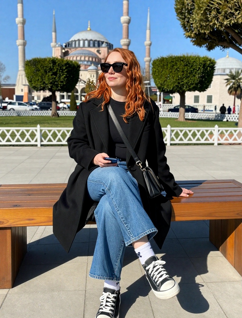 Come Vestirsi a Istanbul Donna: Guida Completa per Stagione 3 Come vestirsi a Istanbul da donna in primavera: jeans a palazzo, sneakers bianche e cappotto nero davanti alla Moschea Blu