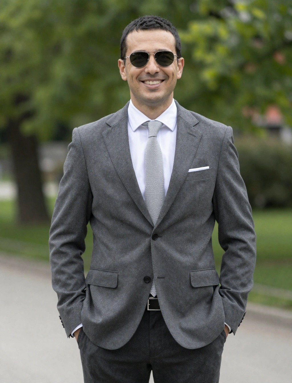 Invitato uomo con abito grigio e cravatta chiara, idea outfit elegante per matrimonio