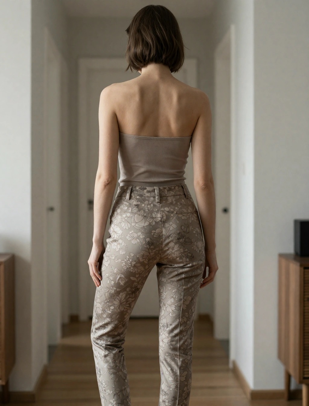 Come vestirsi con sedere piatto: 5 consigli moda infallibili 4 Pantaloni floreali a vita alta per donna con sedere piatto