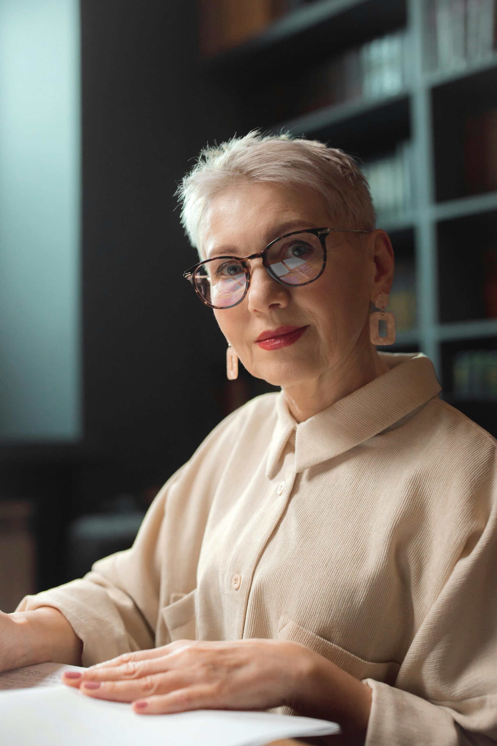 donna di 70 anni con occhiali che legge e cura la mente per stare bene