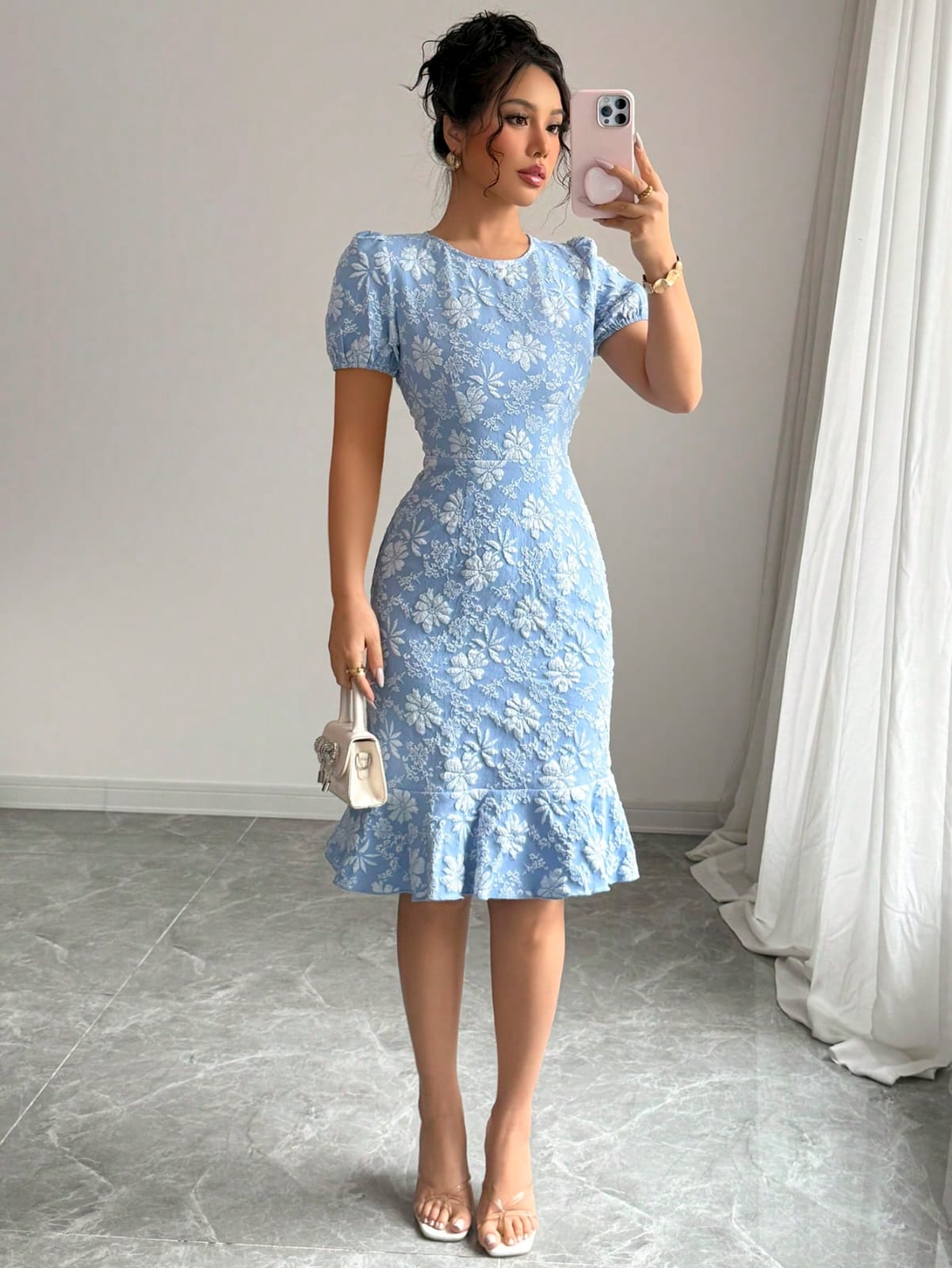 Come Vestirsi Comunione Invitata: Guica Completa ai Look 5 Elegante abito midi aderente con scollo tondo, maniche a palloncino, volant sul fondo, in tessuto jacquard, adatto per invitata comunione