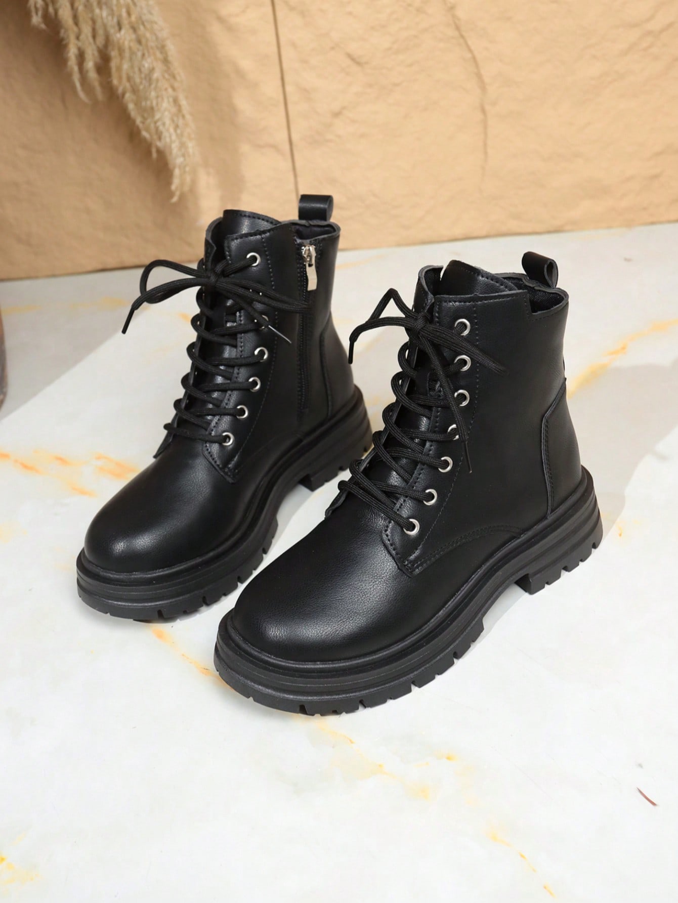 Stivali neri da donna per autunno/inverno, tacco spesso, punta tonda, stringati, stivali da motociclista, versatili, alla moda, stile unisex, stile britannico combat, stivali alla caviglia per donna