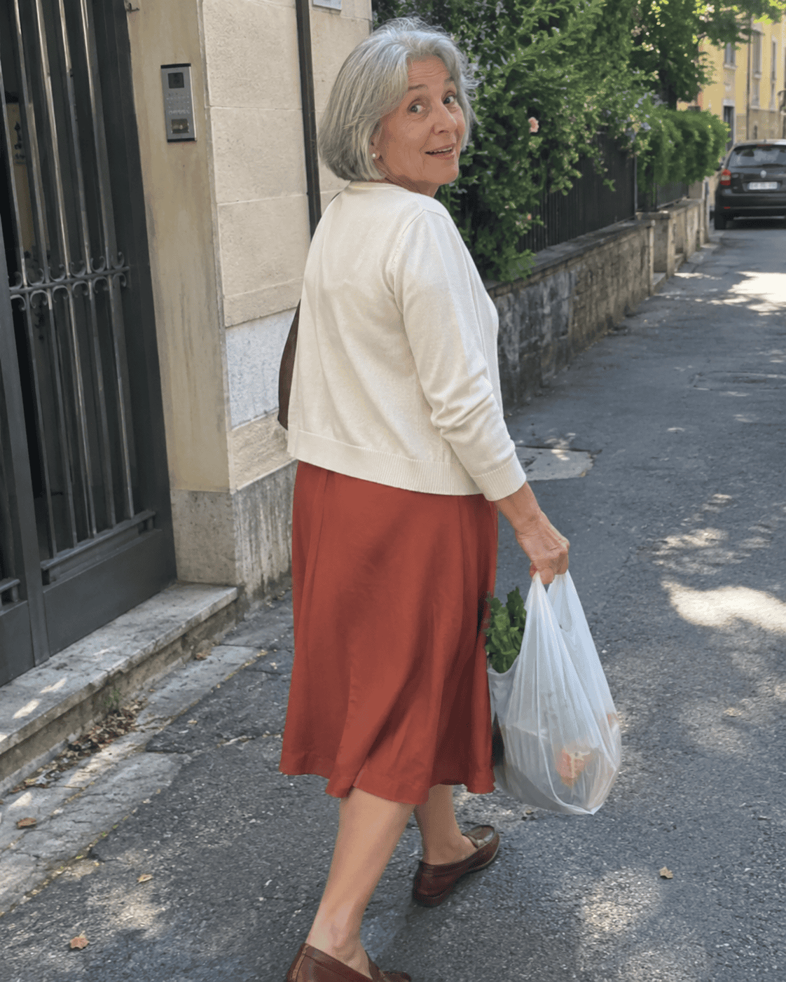 Come Vestirsi a 70 Anni: Guida Completa e Consigli Pratici 13 Donna di 70 anni con gonna terracotta e golfino panna durante la spesa