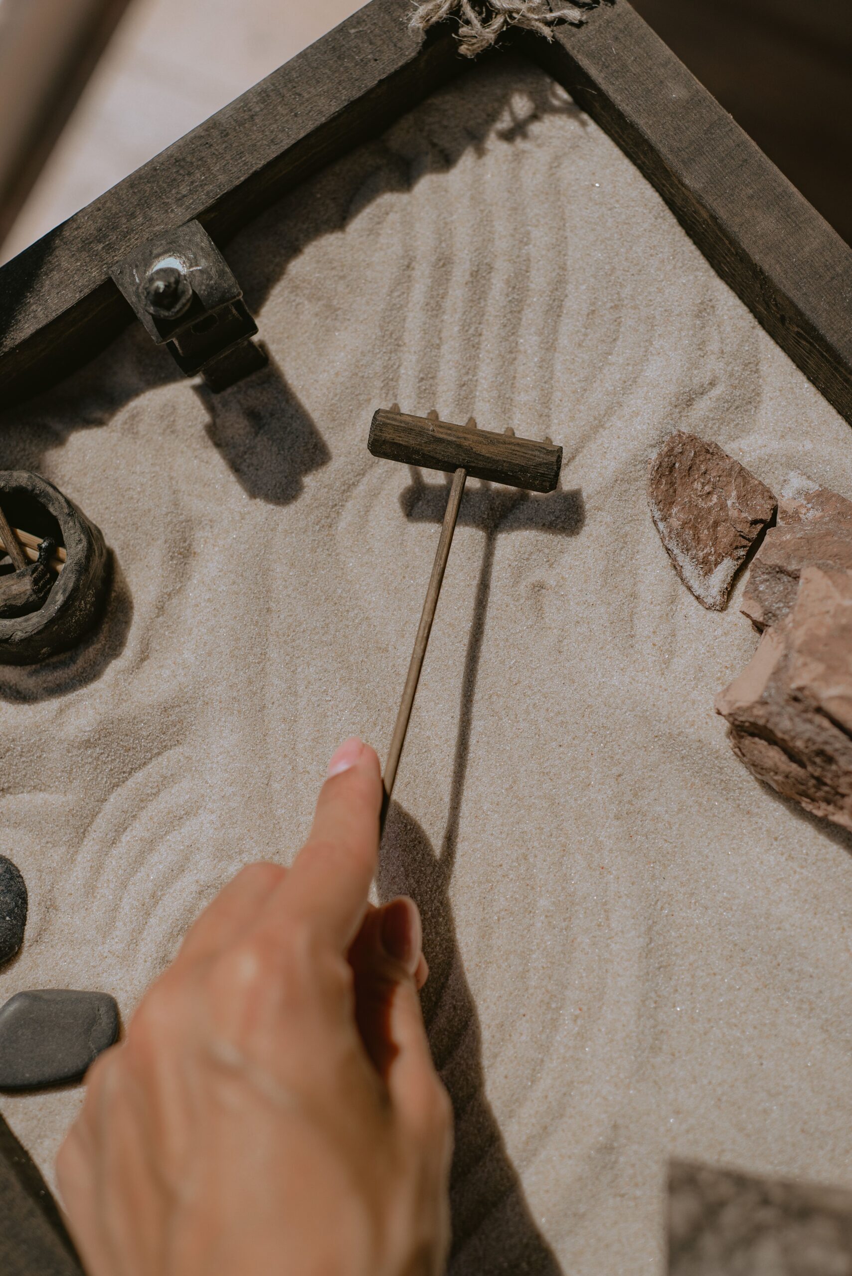 Come Realizzare un Mini Giardino Zen: Guida Fai da Te 3 Come Realizzare un Mini Giardino Zen: Guida Fai da Te 2