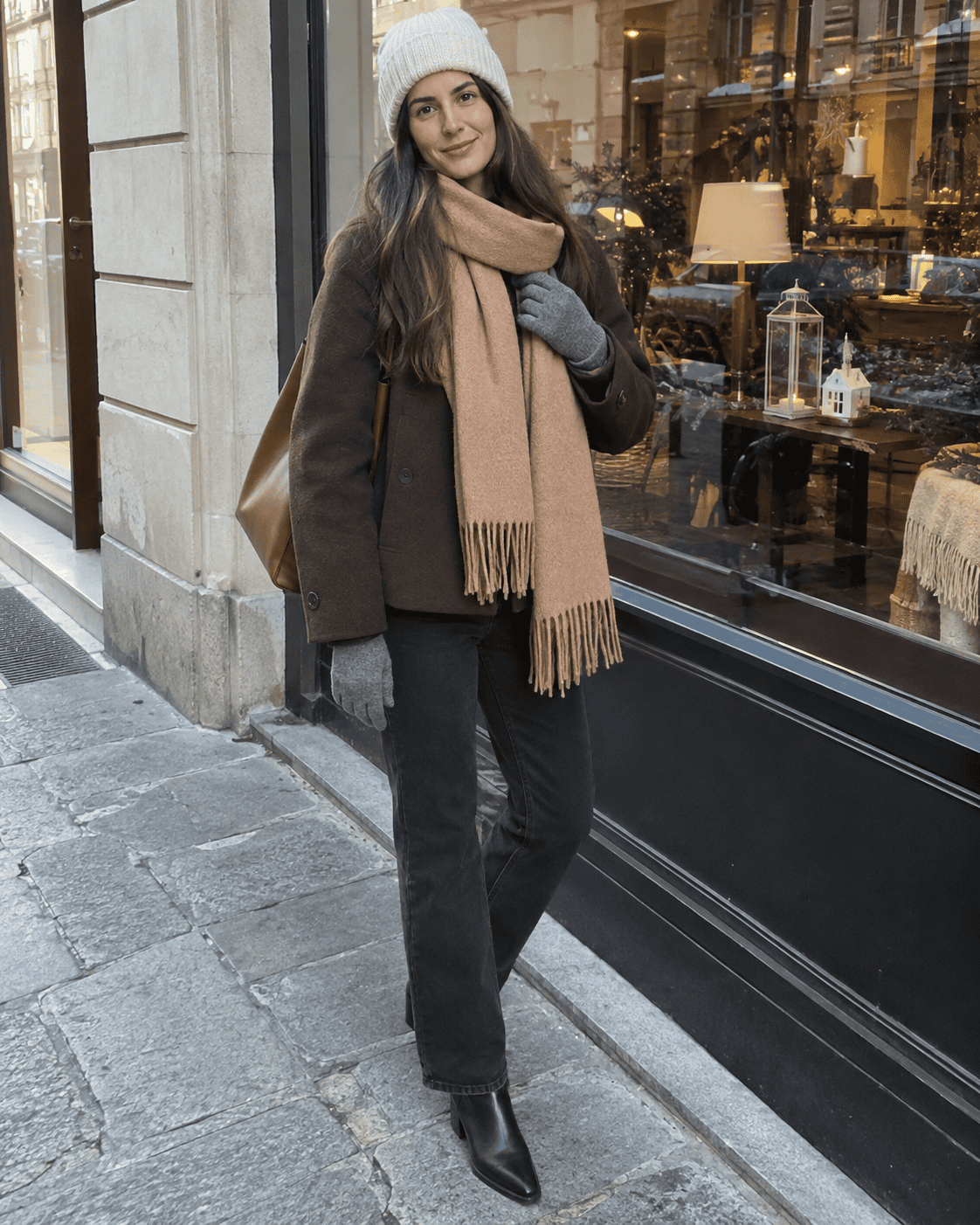 Accessori invernali per 12 gradi: sciarpa cammello, berretto in lana, guanti grigi e shopper in pelle marrone