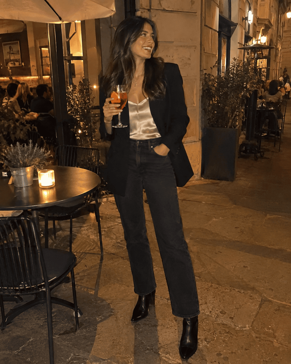 Outfit aperitivo 12 gradi: blazer nero, top in seta champagne, jeans neri dritti e stivaletti neri