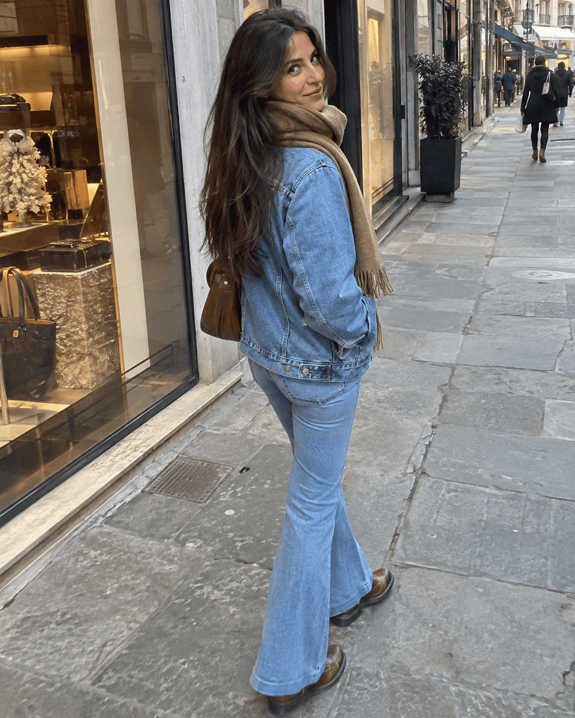 Outfit weekend 12 gradi: jeans a zampa, giacca di jeans, sciarpa color cammello e scarpe stringate marroni