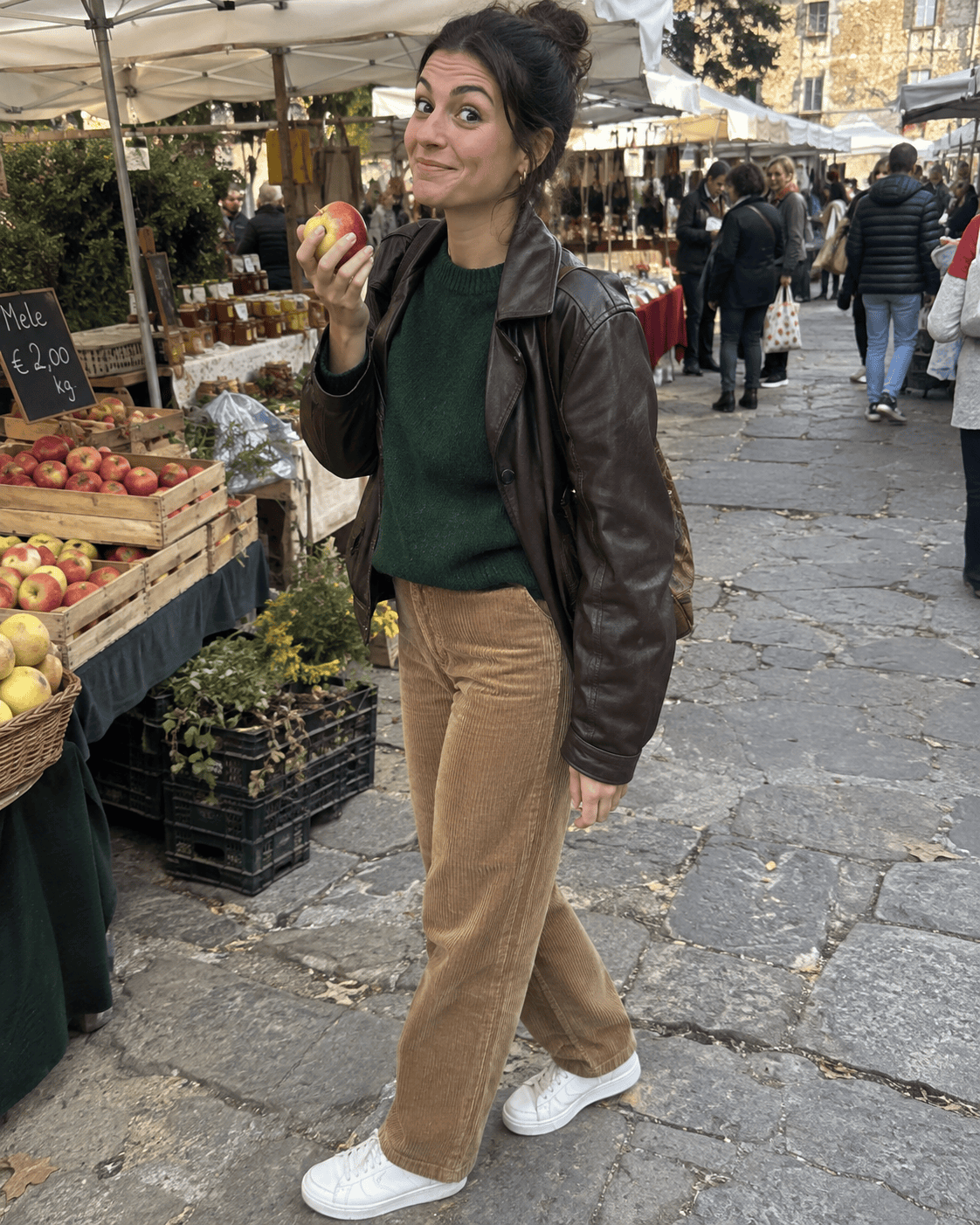Pantaloni in velluto a coste color cammello con maglione verde bosco e giacca in pelle marrone