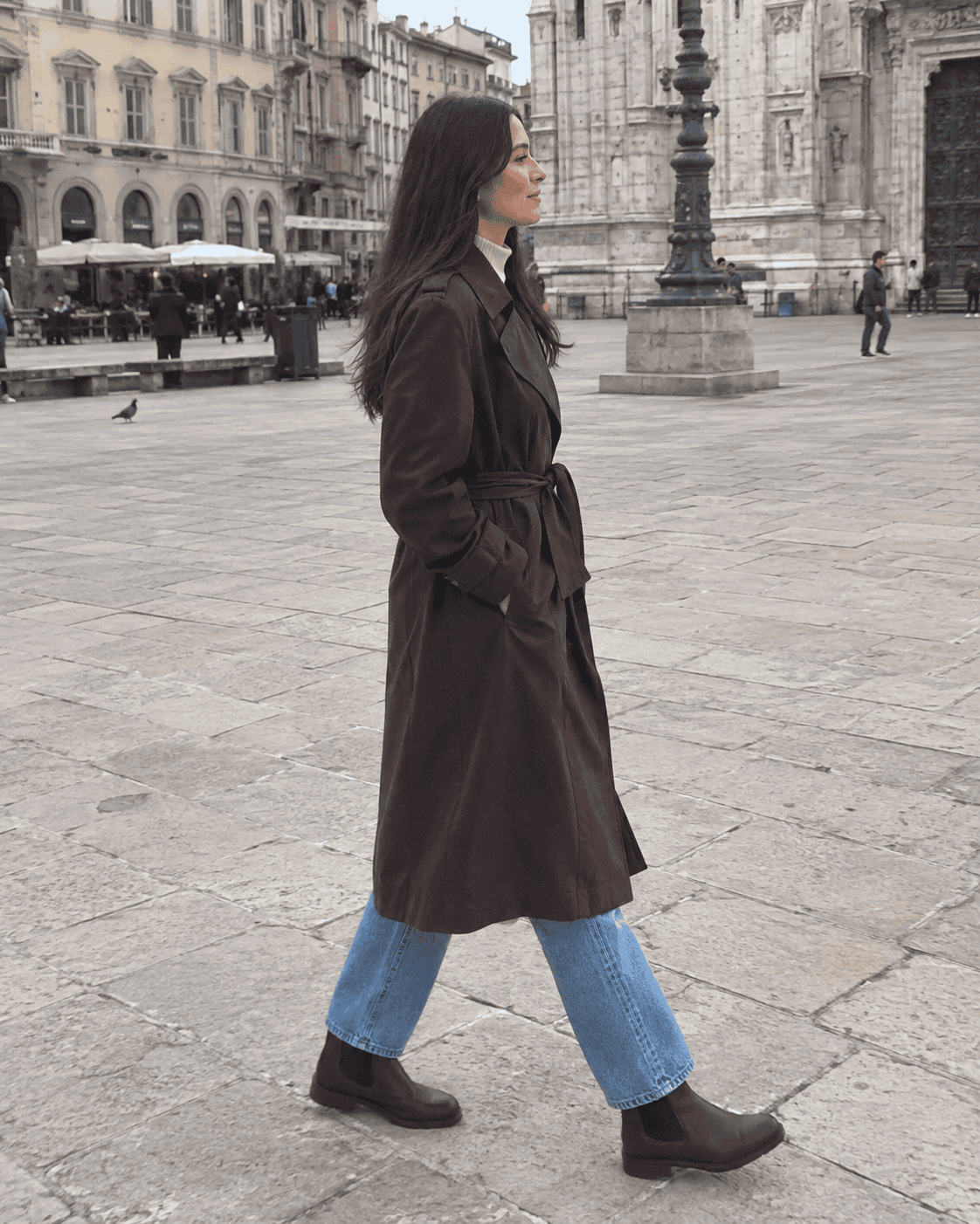 Trench marrone cioccolato con jeans dritti e stivaletti chelsea, outfit ideale con 12 gradi