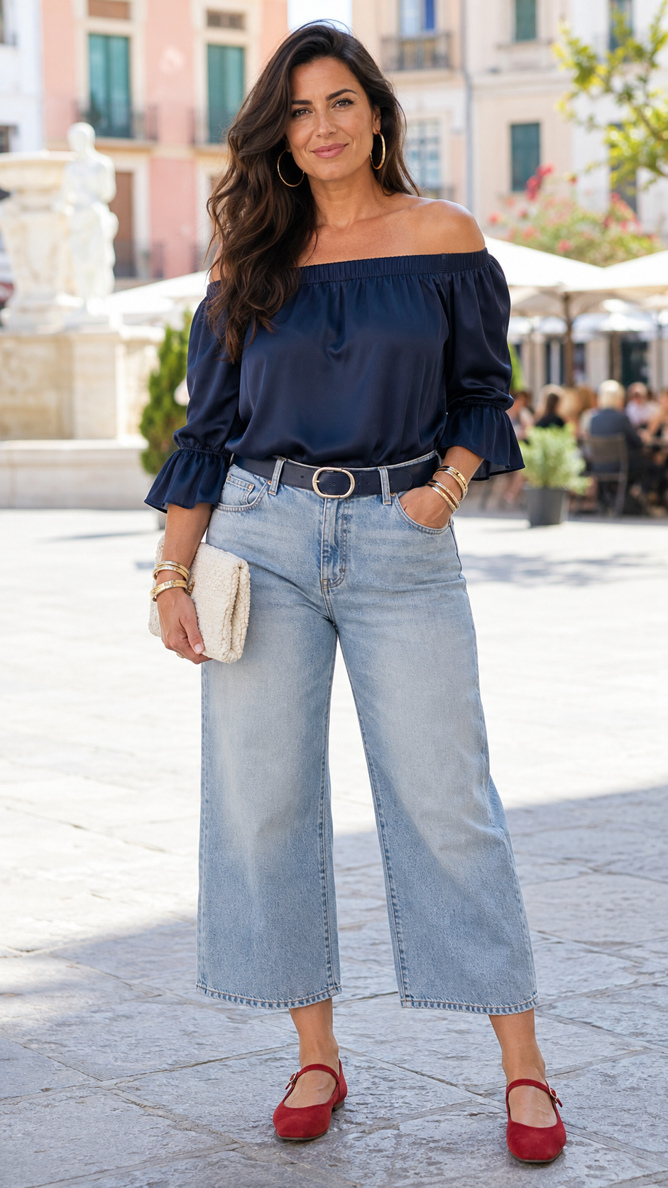 Donna 40 anni con blusa blu off shoulder e jeans culotte e scarpe rosse Mary Jane