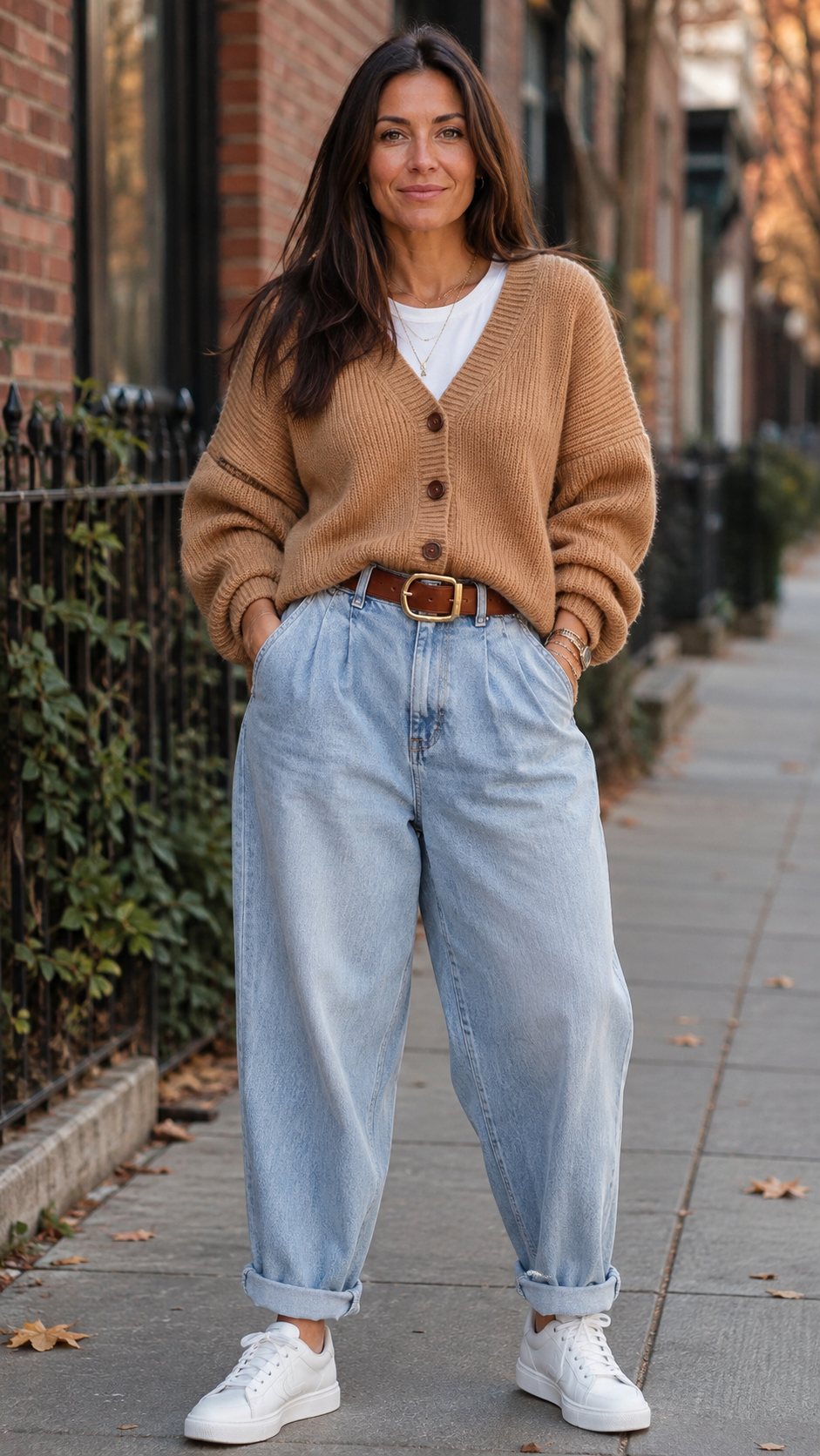 Outfit autunnale casual donna 40 anni con cardigan cammello e jeans balloon chiari